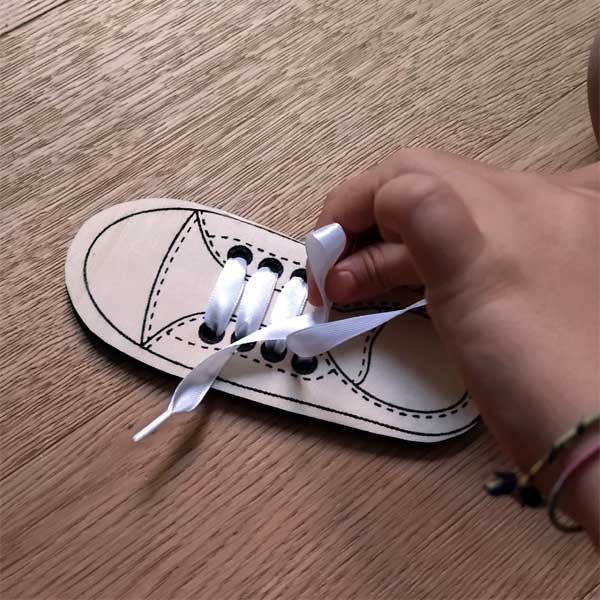 Gioco educativo in legno "impara ad allacciare le scarpe"