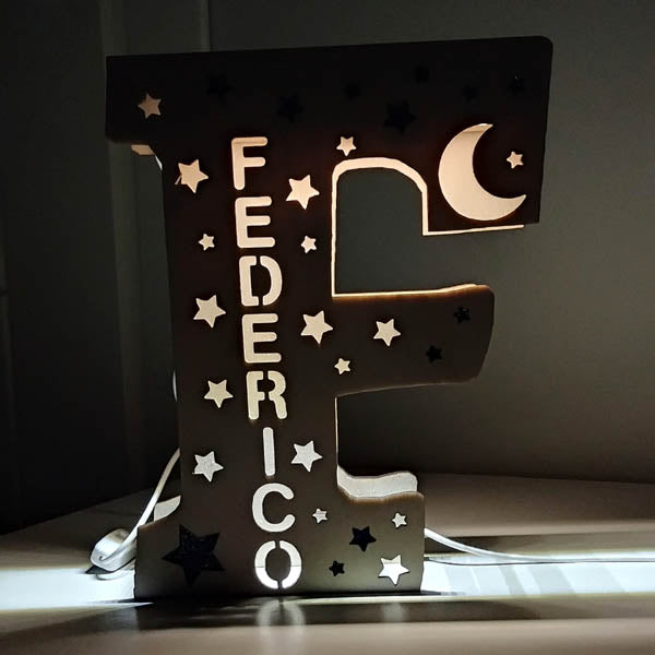 Lampada LED in legno personalizzata con lettera iniziale