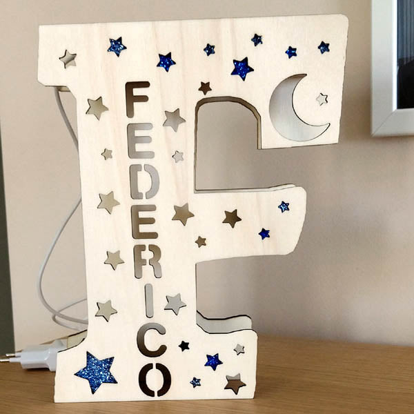 Lampada LED in legno personalizzata con lettera iniziale