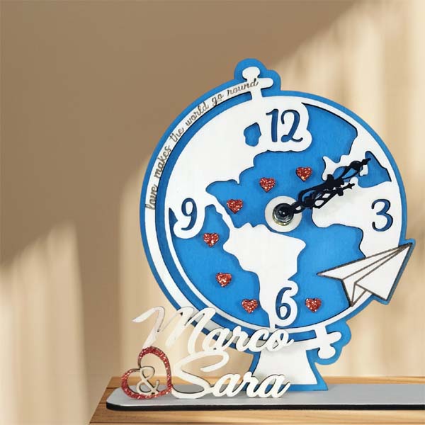 Orologio artigianale in legno con forma mappamondo idea regalo per innamorati San Valentino