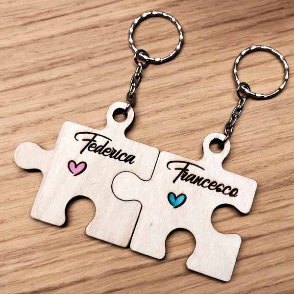 Coppia portachiavi forma di tessera puzzle personalizzato con nomi coppia